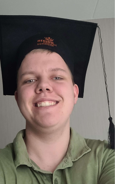 Een foto van leon Watertor met een afstudeerpet